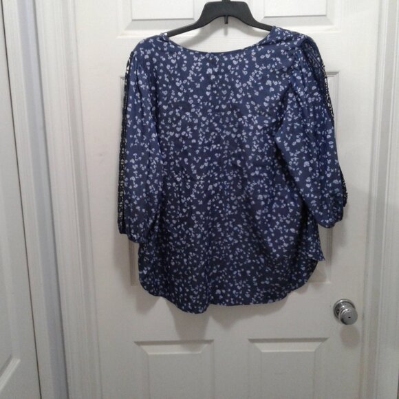 Unique Spectrum Blouse Blue w/ Lt Blue Flowers w/ Lace Cut Out on Sleeves SZ 2X - Picture 2 of 4